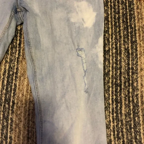 Old Navy Light Wash Jeans - Picture 4 of 6